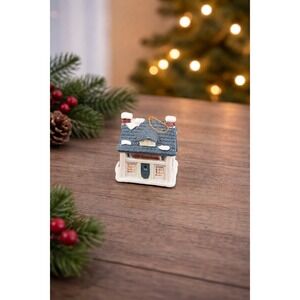 Vintage Dickens Village Queen's Inn Ceramic House Ornament Reader's Digest 1992